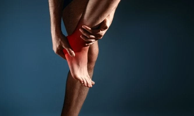 Τι φταίει αν νιώθετε συχνά πόνο στη φτέρνα τώρα τελευταία